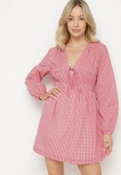 Czerwona Sukienka w Drobną Kratkę z Wiązaniem Przy Dekolcie Noemis. Czerwone sukienki damskie Born2be, bez wzorów, biznesowe, bez ramiączek. Za 179.99 zł.