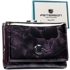 Portfel damski Peterson PTN PS15-09-FDS fioletowy. Fioletowe portfele damskie Peterson, bez wzorów, ze skóry. Za 104.99 zł.
