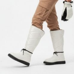 Kozaki damskie Artiker, cholewka z pikowanego materiału z ociepleniem i wiązaniem wokół kostki gruba podeszwa z wyraźnym profilem, białe, 51C0380. Białe kozaki damskie Artiker, na zimę, z futra, bez obcasa, na obcasie, bez zapięcia. Za 265.00 zł.