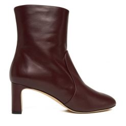 Botki Stuart Weitzman. Czerwone botki damskie Stuart Weitzman, bez obcasa, na słupku, bez zapięcia. Za 2,769.00 zł.