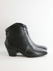 Bellucci Botki w kolorze czarnym rozmiar: 36. Czarne botki damskie Bellucci, eleganckie, bez obcasa, bez zapięcia. Za 152.99 zł.