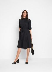 Sukienka koszulowa z koronką i wiązanym paskiem. Czarne sukienki damskie bonprix, bez wzorów, z koronki, eleganckie, bez ramiączek. Za 249.99 zł.