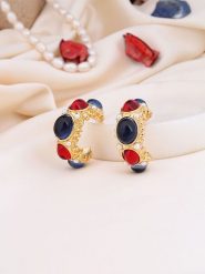 Pierres de Jade Pozłacane kolczyki-półkreole z perłami i cyrkoniami rozmiar: onesize. Czerwone kolczyki damskie Pierres de Jade, z cyrkonią, pozłacane. Za 56.99 zł.