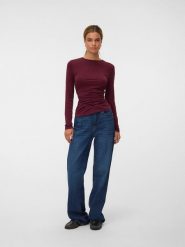 Vero Moda Koszulka w kolorze bordowym rozmiar: S. Czerwone bluzki damskie Vero Moda, s, bez wzorów, bez kołnierzyka, bez ramiączek. Za 86.95 zł.