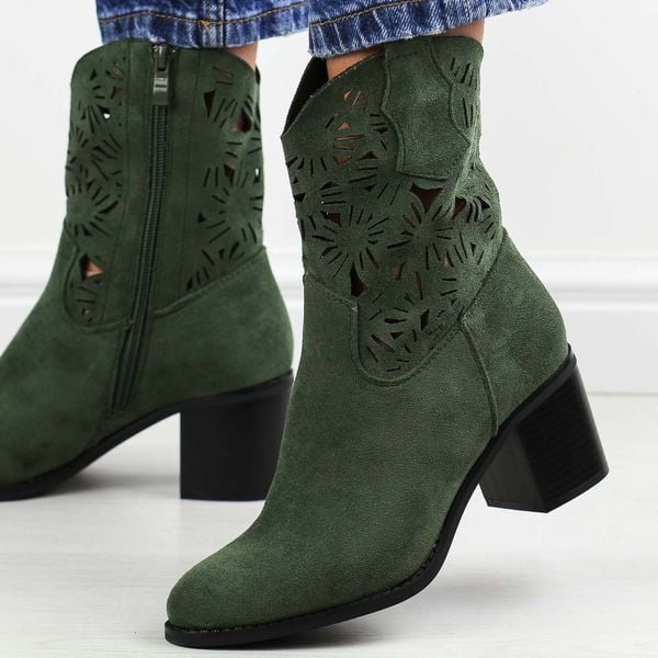 Zielone zamszowe ażurowe botki damskie na obcasie M.Daszyński 2337-12. Zielone botki damskie M.Daszyński, na jesień, z materiału, eleganckie, bez obcasa, na obcasie, bez zapięcia. W wyprzedaży za 179.74 zł.