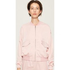 Kurtka bomber - Różowy. Czerwone kurtki damskie Sinsay. W wyprzedaży za 59.99 zł.