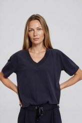 T-shirt z dekoltem w serek granatowy. Niebieskie t-shirty damskie MOODO, l, bez wzorów, z bawełny, bez kołnierzyka. Za 39.99 zł.