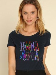 WOOOP Koszulka "Hakuna Matata" w kolorze granatowym rozmiar: XXL. Niebieskie bluzki damskie Wooop, xxl, bez wzorów, z bawełny, bez kołnierzyka, bez ramiączek. Za 39.45 zł.