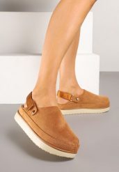 Brązowe Klapki Mule w Stylu Chodaków na Niskiej Platformie Xrea. Brązowe klapki damskie Renee, bez wzorów, bez obcasa, na płaskiej podeszwie, bez zapięcia. Za 59.99 zł.