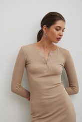 Dopasowana sukienka maxi z napami w kolorze BEIGE- MENSA-M. Brązowe sukienki damskie Marsala, bez wzorów, z bawełny, eleganckie, bez ramiączek. Za 319.90 zł.