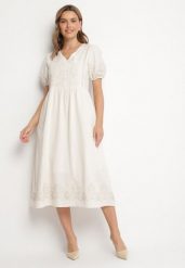 Biała Bawełniana Sukienka Boho o Rozkloszowanym Kroju Zdobiona Haftem Lannivra. Białe sukienki damskie Born2be, z aplikacjami, z bawełny, boho, bez ramiączek. Za 169.99 zł.