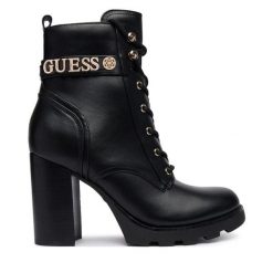 Botki Guess. Czarne botki damskie Guess, bez obcasa, na słupku, bez zapięcia. Za 634.99 zł.