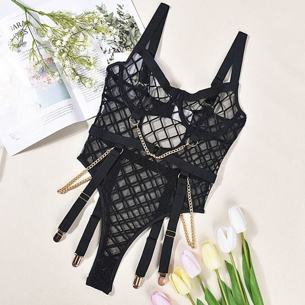 Body z koronką i elastycznymi paskami na romantyczny wieczór Petranka. Czarne body i gorsety Intica, bez wzorów, z koronki. Za 149.00 zł.