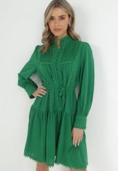 Zielona Sukienka ze Stójką i Koronkowymi Lamówkami Zelna. Zielone sukienki damskie Born2be, bez wzorów, z koronki, retro, bez ramiączek. W wyprzedaży za 118.99 zł.