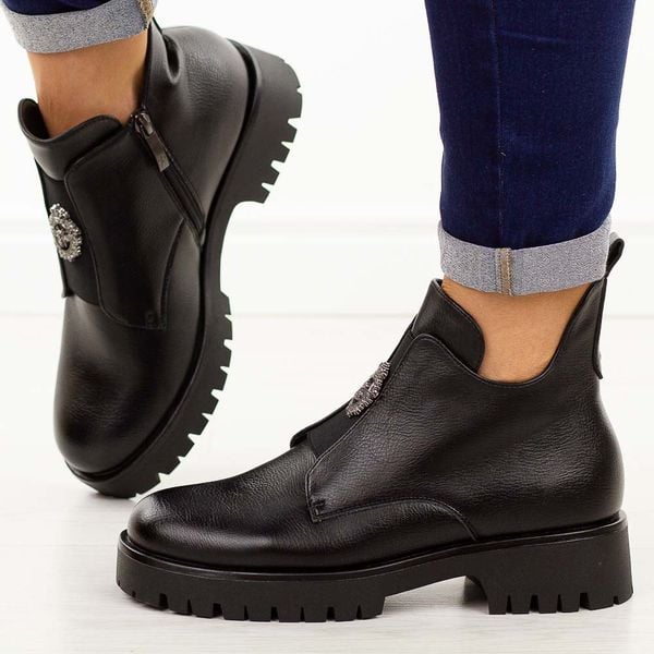 Czarne botki damskie na traperze Potocki 12704. Czarne botki damskie POTOCKI, na jesień, z dzianiny, eleganckie, z okrągłym noskiem, bez obcasa, bez zapięcia. Za 229.00 zł.