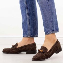 Czekoladowe skórzane Polskie mokasyny damskie Deoni D041. Brązowe mokasyny damskie Deoni, na jesień, z jeansu, z okrągłym noskiem, bez obcasa. Za 449.00 zł.