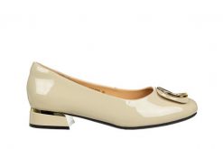 Półbuty Loretta Vitale E40305B Beige 514251, Beżowy, Skóra lakierowana - 37. Brązowe półbuty damskie Loretta Vitale, bez wzorów, z lakierowanej skóry, bez obcasa, na obcasie, bez zapięcia. W wyprzedaży za 242.10 zł.