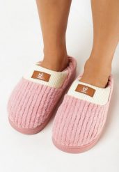 Różowe Kapcie z Futerka Ozdobione Tłoczeniem i Naszywką Lavetire. Czerwone kapcie damskie Born2be, z gumy. Za 29.99 zł.