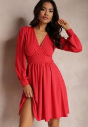 Czerwona Sukienka Kopertowa Taliowana Hosidius. Czerwone sukienki damskie Renee, bez wzorów, z dzianiny, eleganckie, bez ramiączek. W wyprzedaży za 119.99 zł.