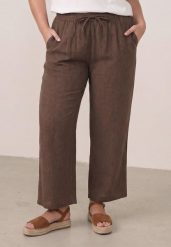 Brązowe Spodnie Casual Szerokie ze Sznurkiem i Gumką w Pasie Caeena. Brązowe spodnie materiałowe damskie Born2be, bez wzorów, z jeansu, długie. Za 79.99 zł.