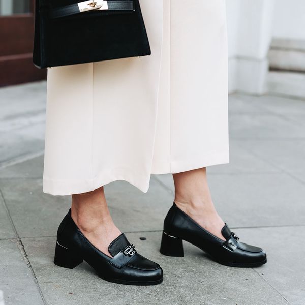 Czarne półbuty damskie na obcasie Potocki 12709. Czarne półbuty damskie POTOCKI, na jesień, z aplikacjami, z jeansu, z okrągłym noskiem, bez obcasa, na obcasie, bez zapięcia. Za 169.00 zł.