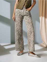 Jeansy wide leg w wężowy wzór - beżowy. Brązowe jeansy damskie Sinsay. W wyprzedaży za 33.99 zł.