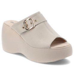 Klapki damskie S. Barski, eleganckie na koturnie z klamrą i z miękkimi wkładkami, beżowe, LR51-542. Brązowe klapki damskie S.BARSKI, bez wzorów, z jeansu, bez obcasa, na koturnie, bez zapięcia. Za 159.00 zł.