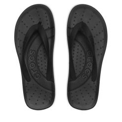 Japonki Crocs. Czarne klapki damskie Crocs, bez wzorów, bez obcasa, bez zapięcia. Za 89.99 zł.