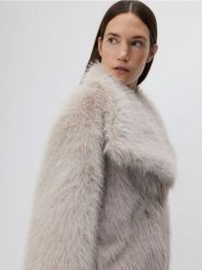 Krótki płaszcz ze sztucznego futerka - jasnoszary. Szare płaszcze damskie Reserved, l, bez wzorów, z bawełny, bez kaptura. W wyprzedaży za 259.99 zł.