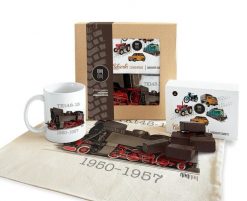 TKt48-18 — paczka (Zawartość paczki: koszulka, torba, kubek, słodycze; Rozmiar koszulki / bluzy: XXL (damska); Kolor koszulki / bluzy: jasnoszary mela. Szare koszulki damskie nikiniki, s, bez wzorów, z bawełny, bez kołnierzyka, bez ramiączek. Za 169.00 zł.