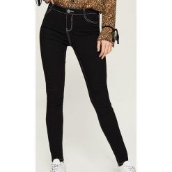 Jeansy skinny z kontrastowymi szwami - Czarny. Czarne jeansy damskie Sinsay, z jeansu. Za 59.99 zł.