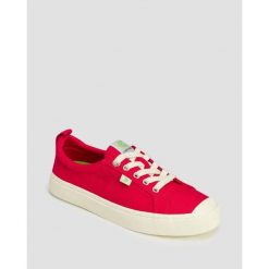 Tenisówki Cariuma OCA Low Red Canvas. Czerwone trampki damskie CARIUMA, bez wzorów, bez zapięcia. W wyprzedaży za 215.25 zł.