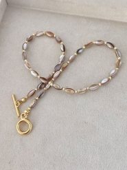 Nakkash Pozłacany naszyjnik z masą perłową - dł. 45 cm rozmiar: onesize. Brązowe naszyjniki damskie Nakkash, z perłą, pozłacane. Za 78.84 zł.