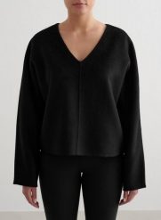 Damska bluza wełniana, dzianinowa, dekolt V, regularny krój czarna. Czarne bluzy damskie Aim'n, xs, bez wzorów, z dzianiny, bez kaptura. Za 635.00 zł.