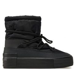 Botki Calvin Klein Jeans. Czarne botki damskie Calvin Klein Jeans, z jeansu, bez obcasa, na płaskiej podeszwie, bez zapięcia. Za 299.99 zł.