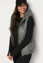 Ciemnozielona Pikowana Kamizelka ze Sztucznym Futerkiem na Suwak Timitha. Zielone kamizelki damskie Born2be, na jesień, l, z aplikacjami, z jeansu, bez kaptura. Za 99.99 zł.