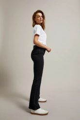 Gładkie jeansy bootcut czarne. Czarne jeansy damskie MOODO. W wyprzedaży za 74.99 zł.