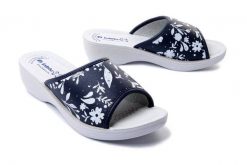 INBLU PL-51 004 granatowy, klapki damskie. Niebieskie klapki damskie Inblu, bez wzorów, bez obcasa, na koturnie, bez zapięcia. Za 60.89 zł.