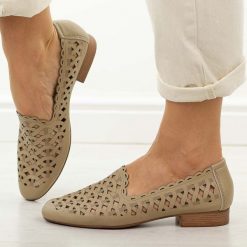 Beżowe skórzane półbuty damskie Jezzi Ol50-1. Brązowe półbuty damskie Jezzi, na lato, w ażurowe wzory, ze skóry, z okrągłym noskiem, bez obcasa, na płaskiej podeszwie, bez zapięcia. Za 229.00 zł.