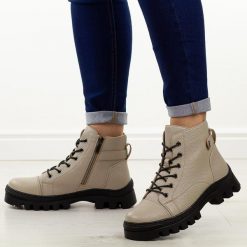 Khaki khpu botki damskie na traperze Potocki 19317. Brązowe botki damskie POTOCKI, na jesień, z dzianiny, casualowe, z okrągłym noskiem, bez obcasa, bez zapięcia. Za 229.00 zł.