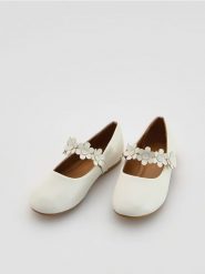 Baleriny z kwiatowym zdobieniem - biały. Białe baleriny dziewczęce Reserved, z aplikacjami, ze skóry, bez obcasa, bez zapięcia. Za 59.99 zł.