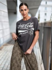 Koszulka Coca Cola - szary. Szare koszulki damskie Sinsay, l, bez wzorów, z bawełny, bez kołnierzyka, bez ramiączek. W wyprzedaży za 19.99 zł.