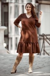 Brązowa sukienka Alicja z falbanką XXL OVERSIZE WIOSNA. Brązowe sukienki damskie Moda Size Plus Iwanek, bez wzorów, z bawełny, bez ramiączek. W wyprzedaży za 159.90 zł.