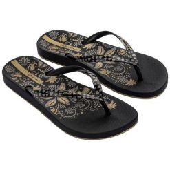 Japonki Ipanema Anat Nature Vii 83650 BD575 czarne. Czarne klapki damskie bez wzorów, z materiału, bez obcasa, bez zapięcia. W wyprzedaży za 135.01 zł.