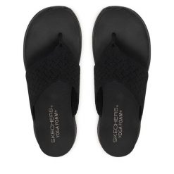 Japonki Skechers. Czarne klapki damskie Skechers, bez wzorów, bez obcasa, bez zapięcia. Za 229.99 zł.