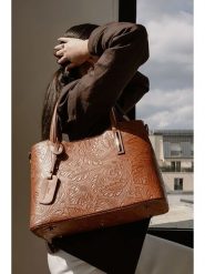 Christian Laurier Skórzana torebka "Noor" w kolorze jasnobrązowym - 40 x 27 x 16 cm rozmiar: onesize. Brązowe torebki klasyczne damskie Christian Laurier, z materiału, z tłoczeniem, bez dodatków. Za 354.95 zł.