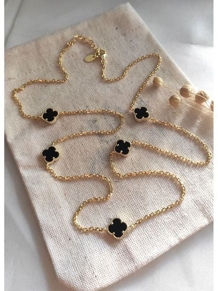 Miu Silver Pozłacany naszyjnik z masą perłową - dł. 60 cm rozmiar: onesize. Czarne naszyjniki damskie Miu Silver, z perłą, pozłacane. Za 217.99 zł.