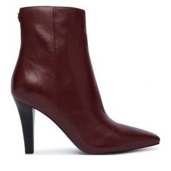 Botki Guess. Czerwone botki damskie Guess, bez obcasa, na słupku, bez zapięcia. Za 824.99 zł.
