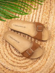 BABUNKERS Family Skórzane klapki w kolorze jasnobrązowym rozmiar: 41. Brązowe klapki damskie BABUNKERS Family, bez wzorów, ze skóry, z otwartym noskiem, bez obcasa, bez zapięcia. Za 130.99 zł.