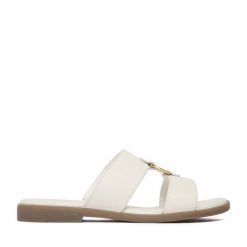 Klapki Lasocki. Białe klapki damskie Lasocki, bez wzorów, bez obcasa, bez zapięcia. Za 139.99 zł.